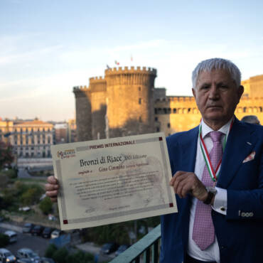 03-10-23. Napoli. Gino Cimmino insignito “fiero guerriero” alla XXII edizione del Premio Internazionale Bronzi di Riace